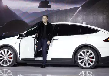 Tesla nagrodziła Muska milionami akcji o ...