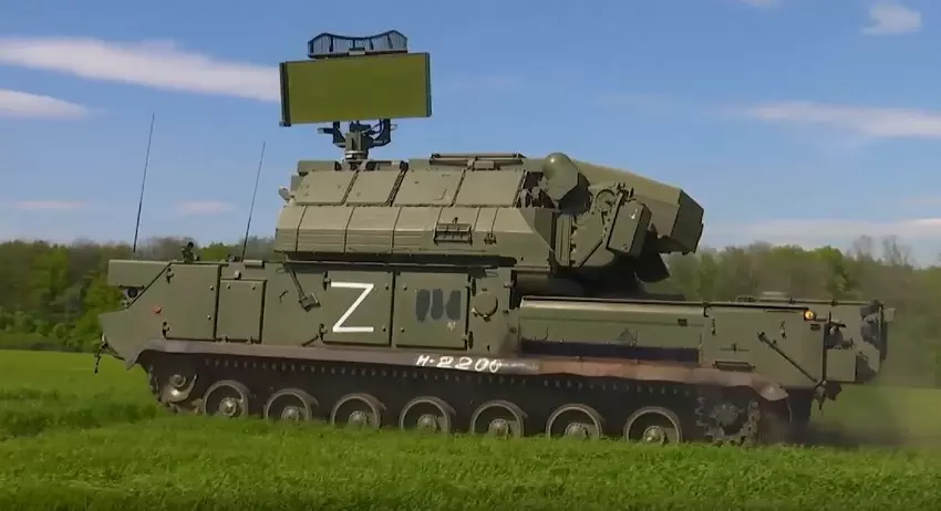 Dron FPV uderzył w wyrzutnię systemu obrony powietrznej Tor wartego miliony dolarów.