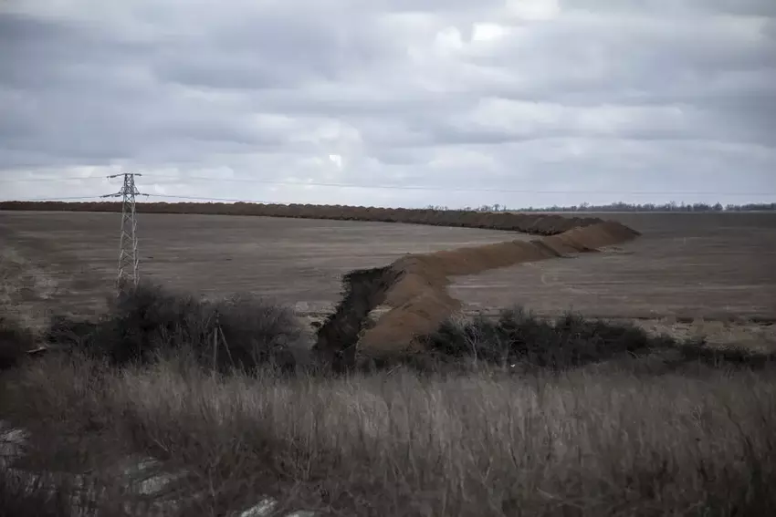 Rosja płaci do 4000 dolarów miesięcznie ludziom kopiącym okopy, by powstrzymać ukraińską ofensywę