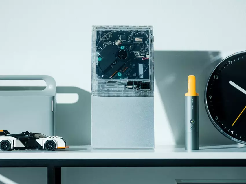 Przezroczysty odtwarzacz CD ClearFrame z obracającym się dyskiem