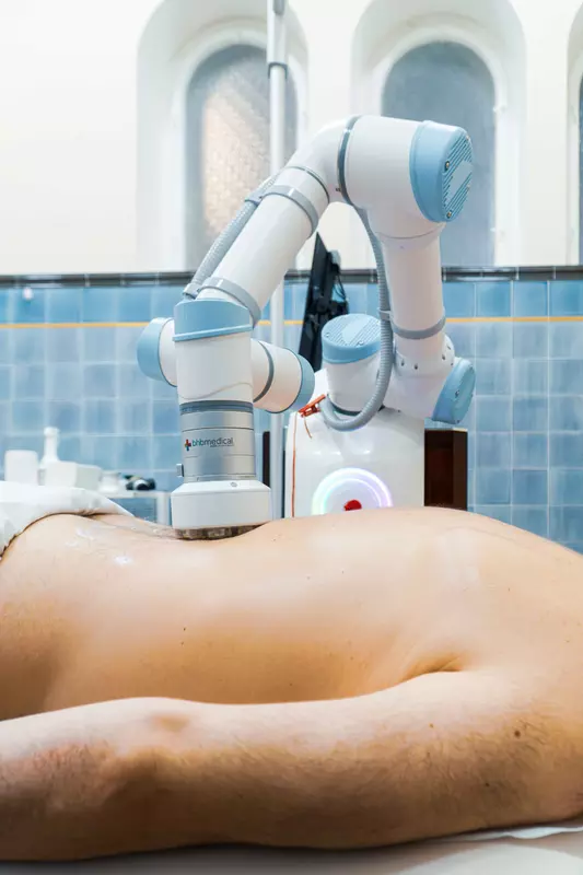 Robomasseuse Anna przy pracy. Ilustracja: Hotel Centralni Lazne