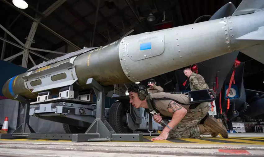 Boeing otrzymał prawie 7,5 miliarda dolarów na produkcję zestawów JDAM, w tym 228,8 miliona dolarów dla klientów zagranicznych.