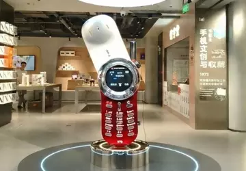 W chińskim muzeum telefonów komórkowych wystawiono ...