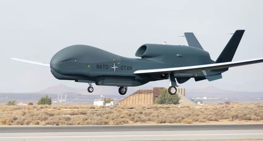 Amerykański dron strategiczny RQ-4B Global Hawk zakończył 7-godzinną misję nad Morzem Czarnym, zbliżając się na odległość 150 kilometrów od Krymu.