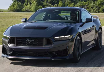 Benzynowy Ford Mustang znów wyprzedził elektryczny ...