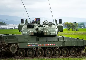 Niemcy pokazują czołg Leopard 2A7 z ...
