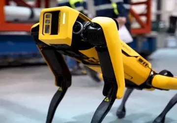 Robot Spot zespołu SWAT oddaje kilka ...