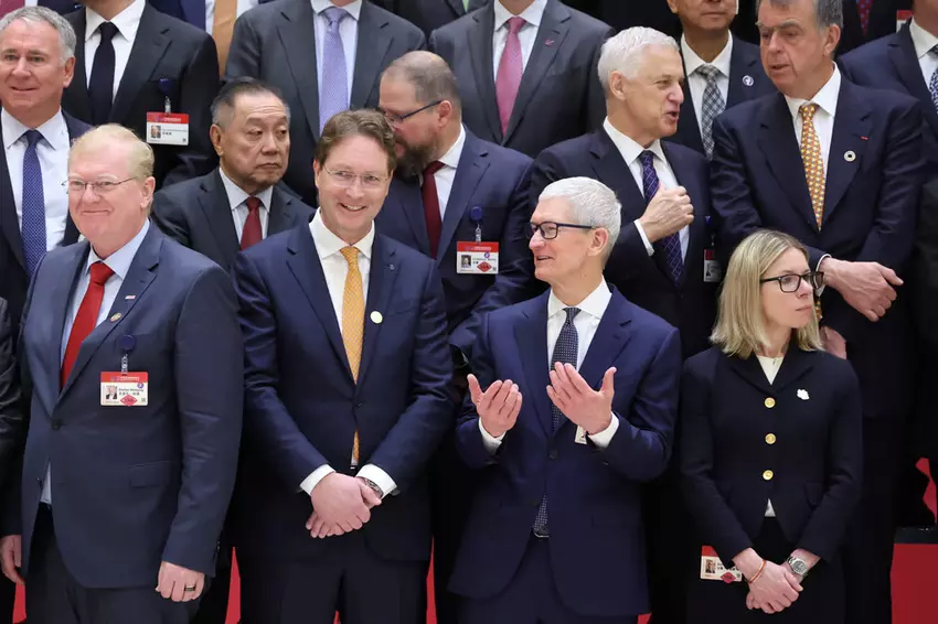 Tim Cook rozmawia z innymi uczestnikami przed ceremonią otwarcia China Development Forum w Pekinie