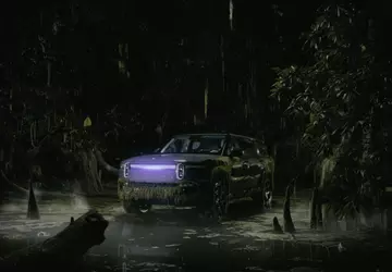 Z przerażającymi dźwiękami i światłami: Rivian ...