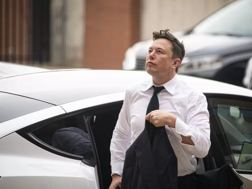 Musk sprzedaje 22 mln akcji Tesli o wartości 3,58 mld dolarów - już 60% spadku YTD