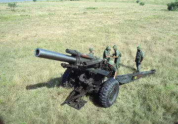 Rakiety przeciwlotnicze Zuni i haubice M114A1: ...