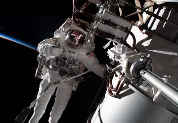 NASA wysyła astronautów w kosmos, aby ...