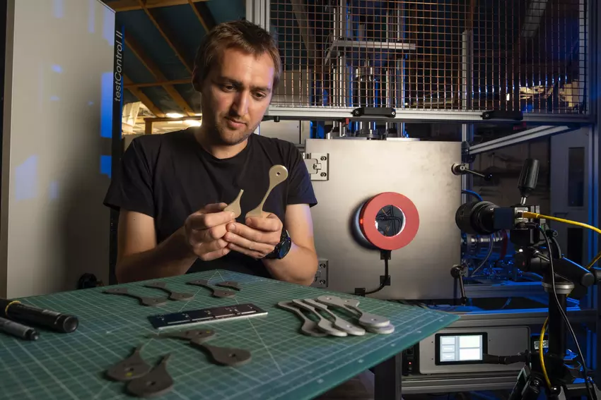 Charlie Patterson bada próbki materiału wydrukowanego na 3D drukarce, przetestowanego na NextSpace TestRig