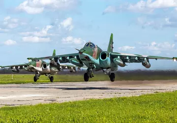 Rosyjski samolot szturmowy Su-25 "Grach" spektakularnie ...