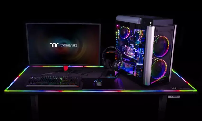 Półtorarometrowa podkładka pod mysz: Thermaltake wypuścił stół do gier z podświetleniem