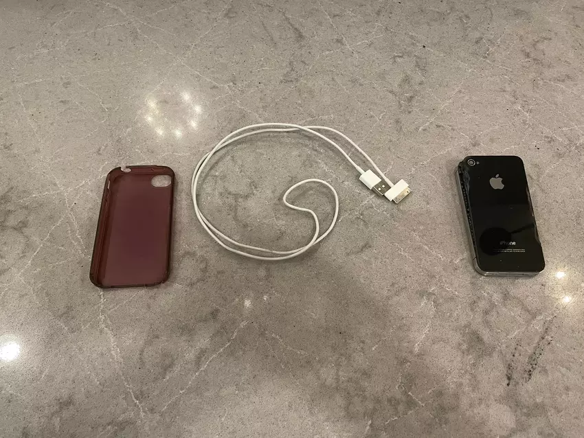 12-letni iPhone zapalił się w domu podczas ładowania, a kamera Google Nest uchwyciła to na wideo