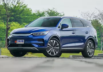 Chiński producent samochodów BYD wyprzedził Teslę ...