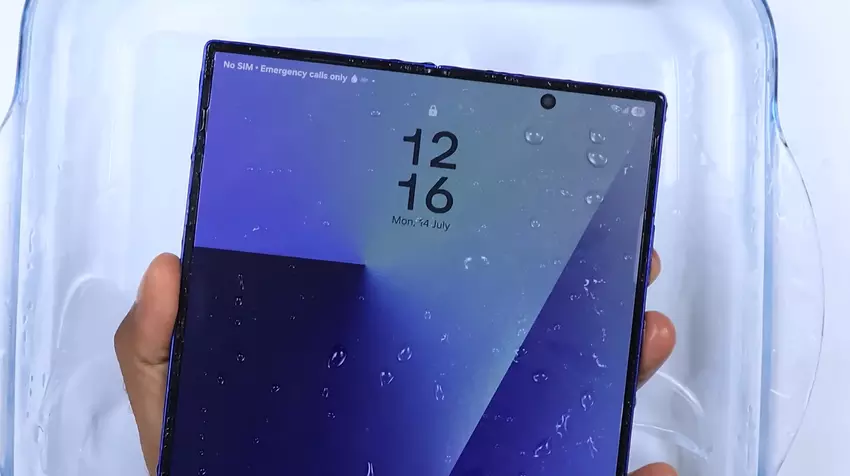 Galaxy Fold 7 włączył się po 12 godzinach w lodzie i przetrwał zanurzenie w rzece (wideo)