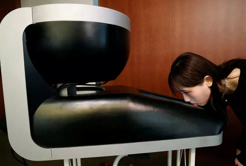 W Japonii stworzyli telewizor, który oddaje gusta - do tego trzeba go polizać