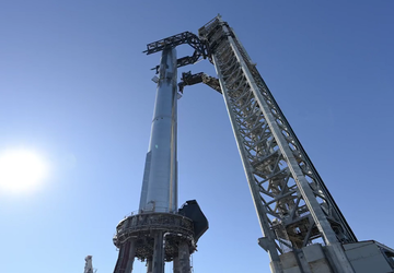 Elon Musk pokazuje, jak gigantyczny robot ...