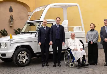 Mercedes-Benz prezentuje papieżowi Franciszkowi elektryczny "papamobile" ...