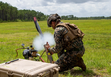 Kosztujący 6 tys. dolarów dron Switchblade ...