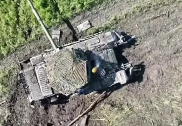Ukraiński dron spala rosyjski czołg T-72B ...
