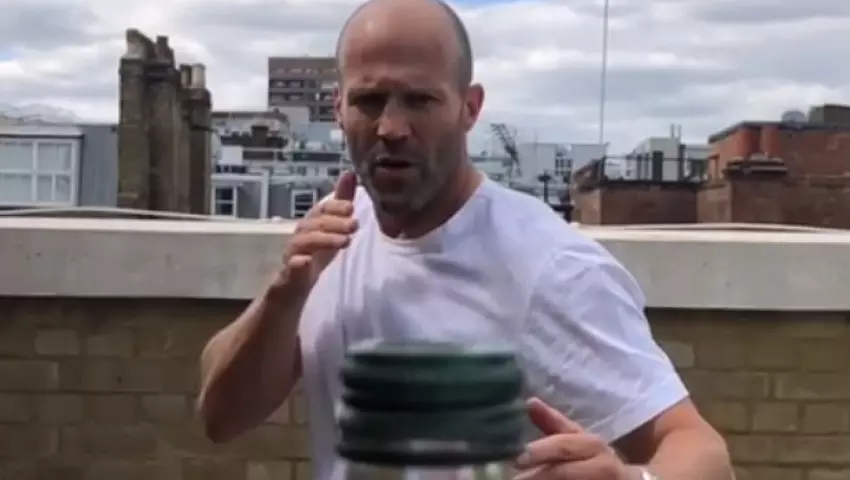 Szef Xiaomi wziął udział w Challenge BottleCapChallenge i jednocześnie reklamował Redmi K20 Pro