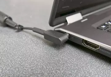 Odłącz laptopa teraz, bo pozostanie podłączony ...