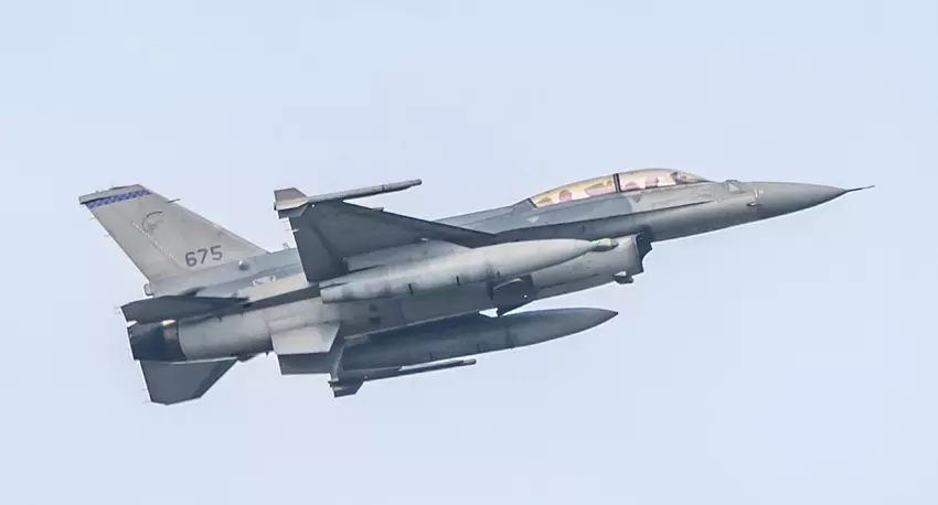 Singapurskie Siły Powietrzne publicznie potwierdziły, że ich zmodernizowane myśliwce F-16 Fighting Falcon są uzbrojone w pociski rakietowe czwartej generacji Python 5 o zasięgu 20 km