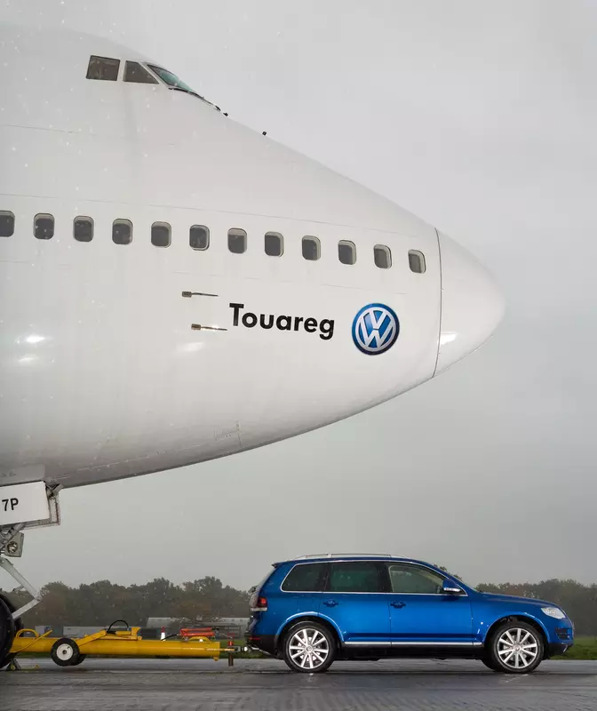 Volkswagen Touareg holuje Boeing 747