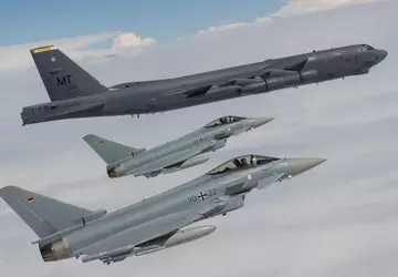 Bombowce nuklearne B-52H Stratofortress przeleciały w ...