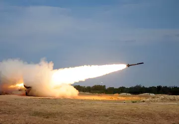 Sześć ukraińskich rakiet ogniowych HIMARS na ...