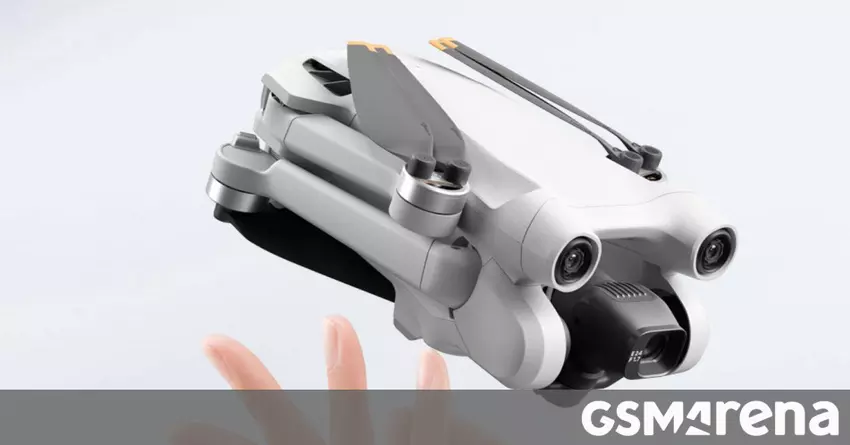 DJI Mini 3 Pro jest tutaj z dużym czujnikiem, trójstronnym unikaniem przeszkód