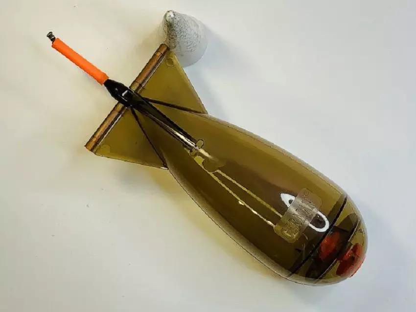 Ukraiński dron wrzucił rakietę do nęcenia ryb granatem RGD-5 dokładnie we właz czołgu T-62M