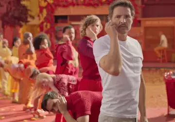 Aktor Pedro Pascal występuje w nowej ...