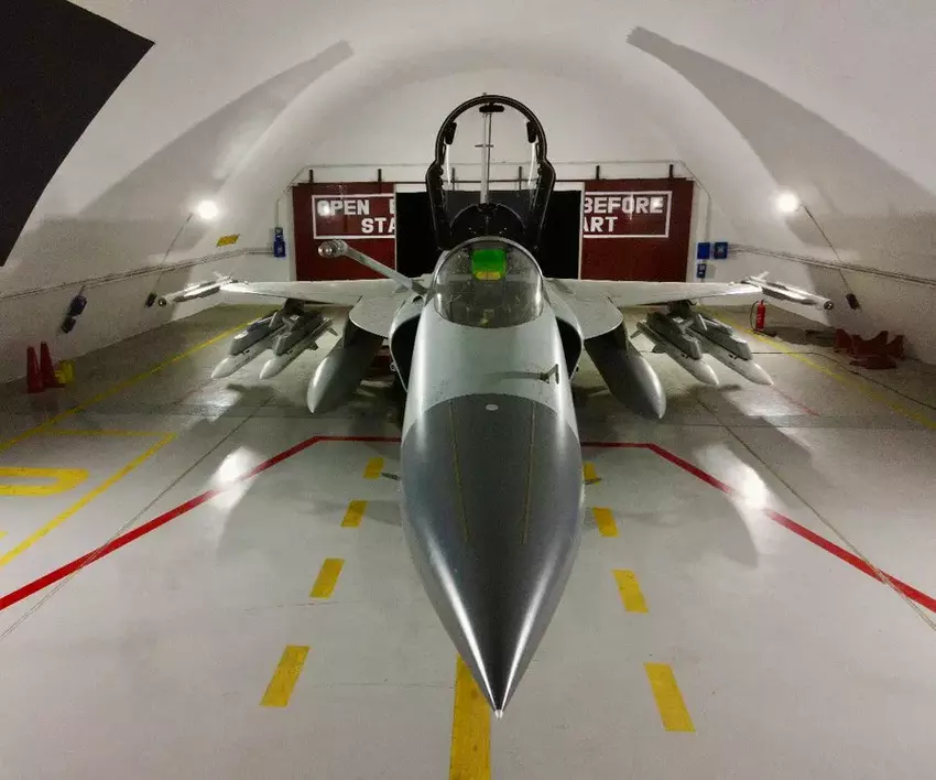 Pakistański myśliwiec JF-17 Block III Thunder z rakietami PL-15