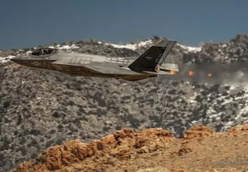 Fotograf uchwycił spektakularne ujęcia myśliwca piątej ...