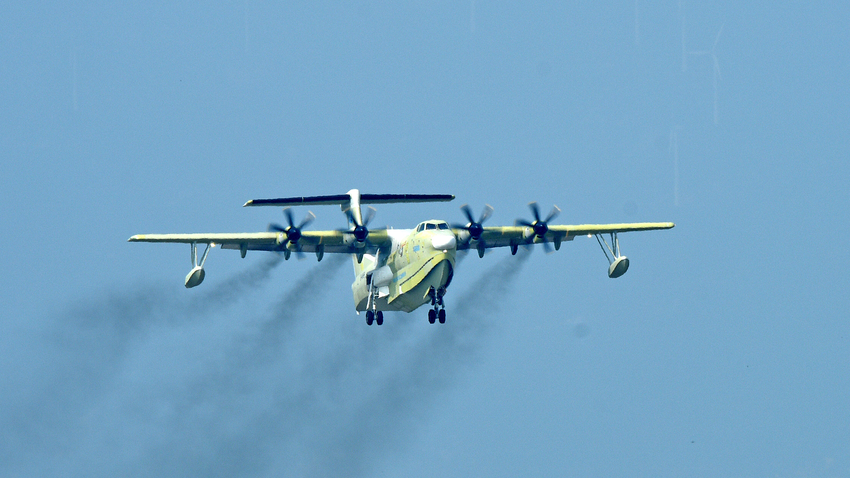 Największy na świecie samolot amfibijny, AG600M, pomyślnie przechodzi próbę w locie
