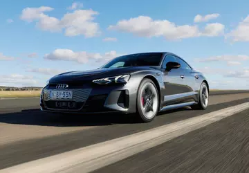 Pewien bloger próbował ożywić zatopiony samochód ...