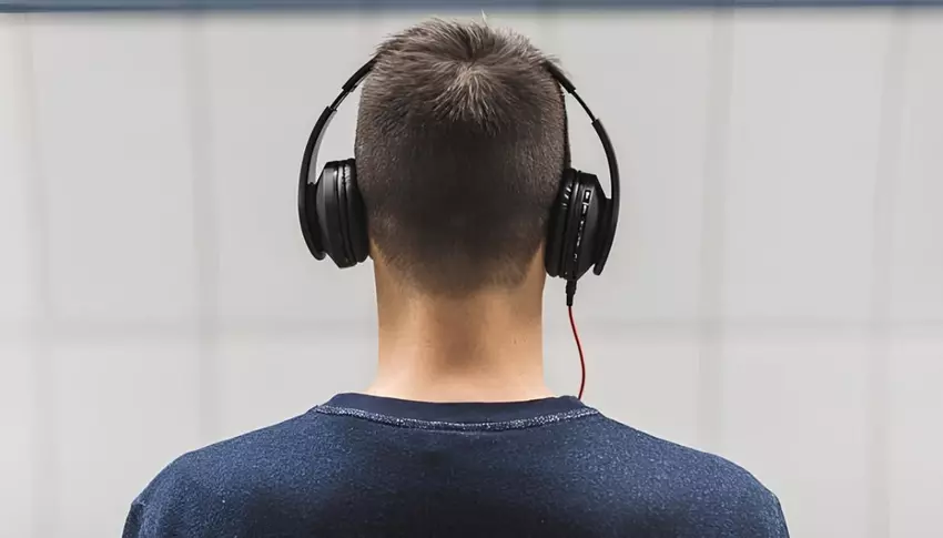 Twórcy uniwersytetu w Waszyngtonie stworzyli słuchawki AI z chipem Apple M2, które tłumaczą mowę kilku mówców, zachowując cechy głosowe