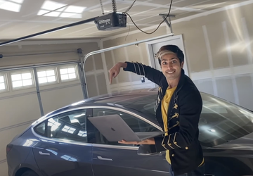 Właściciel Tesli Model 3 używa swojego ...