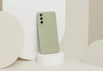 Samsung Galaxy S21 FE zasilany przez ...