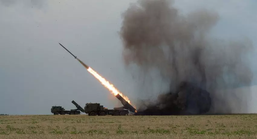 Sztab generalny pokazał wideo ze wspólnego wystrzelenia pocisków z ukraińskich systemów rakietowych Uragan i Burewicz.