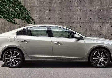 Volvo odwołuje sedany z powodu drzwi, ...