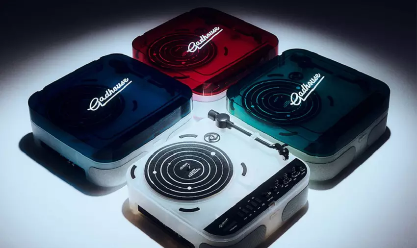 Firma Gadhouse wprowadziła na rynek przenośny odtwarzacz płyt Cosmo Solar Edition, którego design inspirowany jest komputerem Apple iMac G3