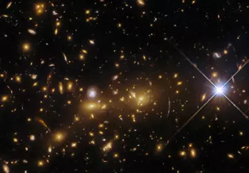 Hubble ujawnił narodziny kosmicznego potwora oddalonego ...