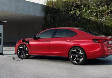 Skoda zaprezentowała hybrydę plug-in Superb Hatch ...