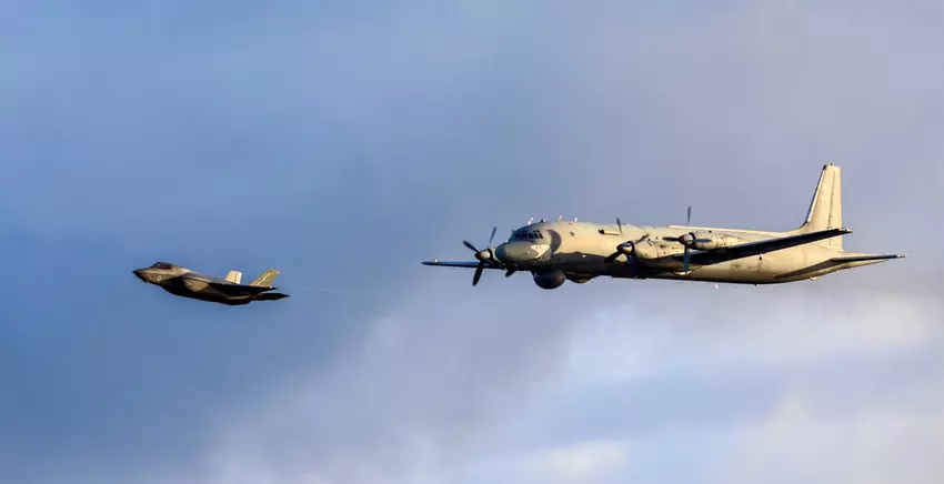 F-35B Lightning II wystartowały z pokładu HMS Queen Elizabeth, aby przechwycić rosyjski samolot Ił-38, który zbliżył się do grupy uderzeniowej lotniskowca.