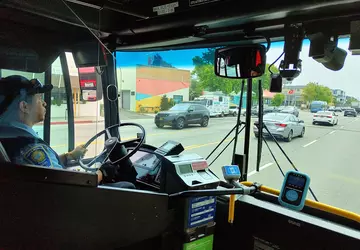 W Stanach Zjednoczonych autobusy są wyposażone ...